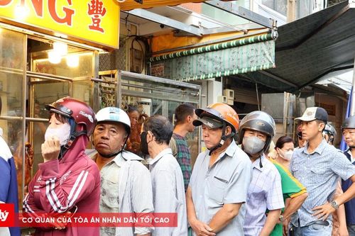 Người dân TP.HCM xếp hàng mua vịt quay ngày Tết Đoan Ngọ