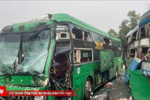 Hai xe khách đối đầu, tài xế nguy kịch