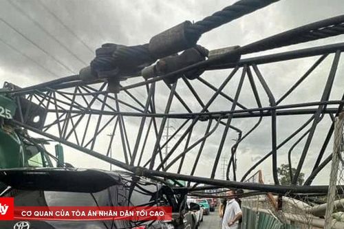 Cần cẩu công trình đè container, xe ô tô ở nút giao TP.HCM