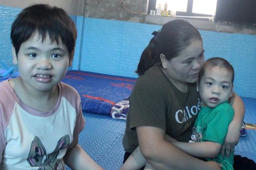 Chồng phụ hồ, vợ chăm 2 con bại não: 'kiệt sức nhưng không thể bỏ con'