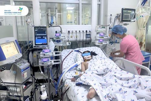 1,5 tháng cài đặt tim phổi ngoài cơ thể cứu bé gái 8 tuổi