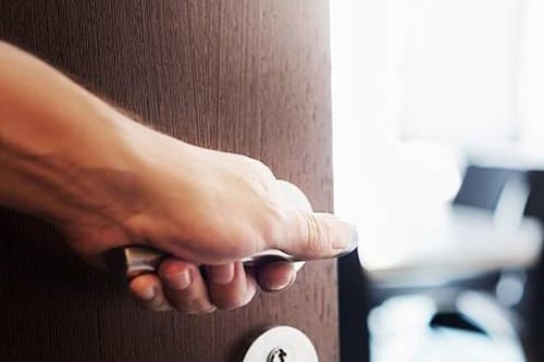 Bà chủ spa khóc lặng thấy chồng ngoại tình trong phòng xông hơi