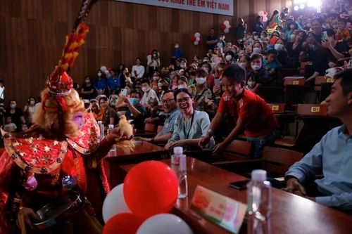 Nghẹn ngào ước mơ của những em bé đón Tết thiếu nhi trong bệnh viện