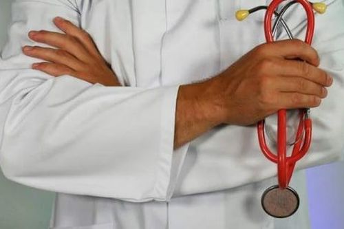 Sở hữu 13 BĐS, đi làm bằng máy bay nhờ 'bịa' bệnh cho người khỏe mạnh