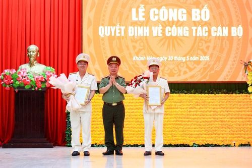 Khánh Hòa trao quyết định nghỉ hưu trước tuổi cho 11 lãnh đạo Công an
