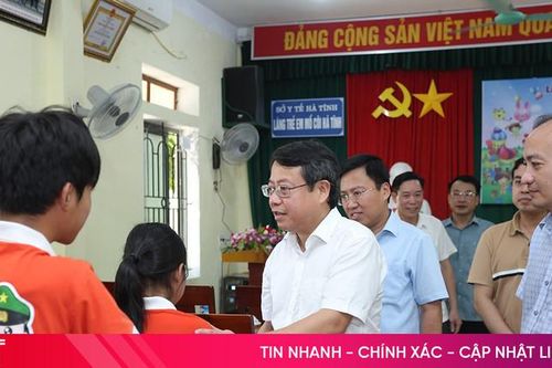 Phó Chủ tịch UBND tỉnh trao quà tại Làng Trẻ em mồ côi Hà Tĩnh