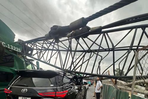 TP Hồ Chí Minh: Sập giàn cẩu công trình nút giao Mỹ Thủy đè trúng hai ô tô