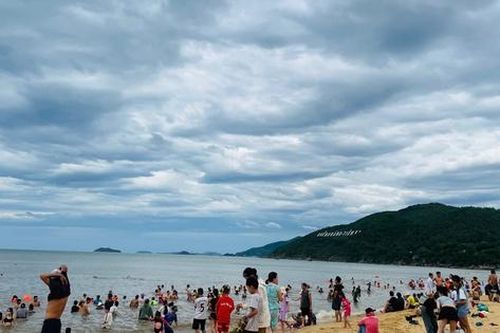 Người dân tập trung tắm biển Quy Nhơn trong dịp Tết Đoan Ngọ