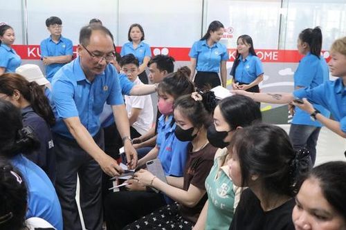 Bình Phước: Trao 195 phần quà cho công nhân có hoàn cảnh khó khăn, bị tai nạn lao động, bệnh nghề nghiệp