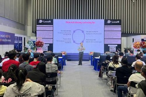 LocaAI 'bùng nổ' tai IEAE 2025 với nền tảng & thiết bị dịch thuật hóa giải mọi rào cản ngôn ngữ