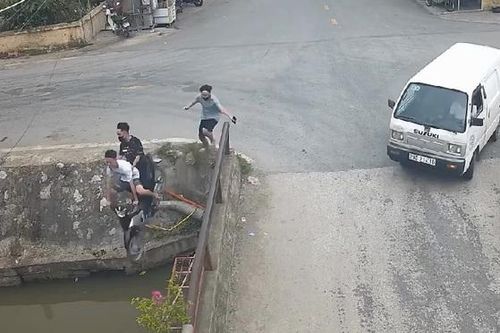 Tránh ô tô, xe máy kẹp ba bất ngờ lao thẳng xuống mương