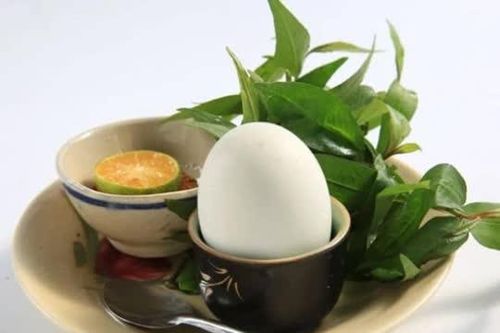 Vì sao trứng vịt lộn phải ăn kèm rau răm?