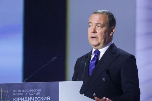 Ông Medvedev mỉa mai đề xuất gặp ông Trump và ông Putin của lãnh đạo Ukraine