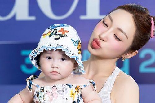 Vợ kém 16 tuổi của Chi Bảo diện váy ngắn khoe dáng nóng bỏng