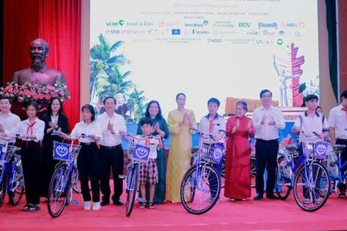 Hội Bảo vệ quyền trẻ em Việt Nam 'Thắp sáng những ước mơ - Tri ân đồng bào chiến sĩ miền Nam'