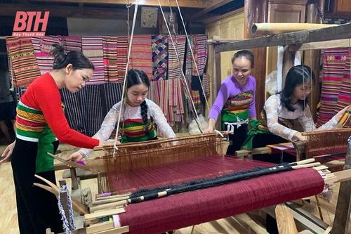 Bá Thước quan tâm giáo dục các giá trị văn hóa truyền thống, di tích lịch sử, văn hóa trong trường học