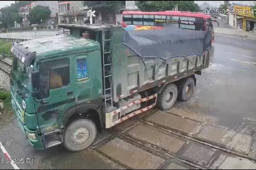 Tước giấy phép lái xe đối với tài xế vượt đường sắt, gây hư hỏng gác chắn