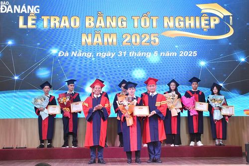 Trường Đại học Sư phạm Kỹ thuật trao bằng tốt nghiệp cho gần 500 sinh viên