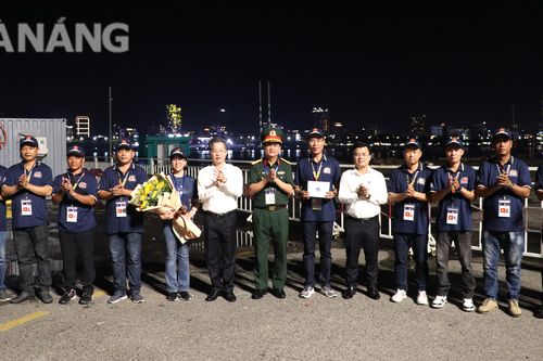 Bí thư Thành ủy Nguyễn Văn Quảng thăm, động viên đội pháo hoa Đà Nẵng (Việt Nam 1)