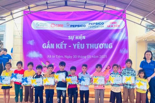 Tổ chức chương trình 'Gắn kết-yêu thương' tại xã Ia Tiêm