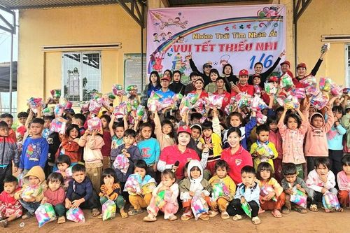 Câu lạc bộ Trái Tim Nhân Ái tổ chức chương trình 'Vui Tết thiếu nhi' tại làng Pờ Yầu