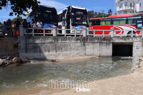 Đã xử lý tình trạng nước bẩn từ trạm bơm Đặng Tất chảy ra vịnh Nha Trang