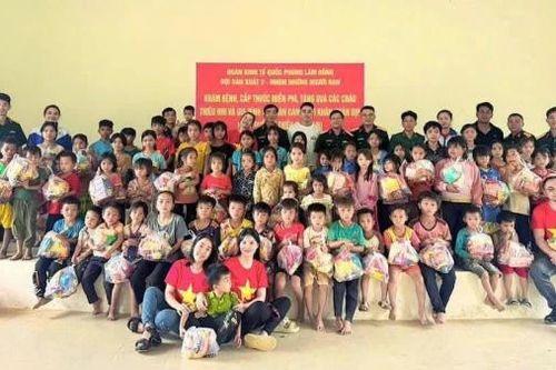 Tặng quà cho trẻ em khó khăn trên địa bàn Khu kinh tế Quốc phòng Bắc Lâm Đồng
