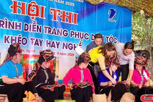 Hấp dẫn các phần thi khéo tay, hay nghề và thi trang phục nguyên bản, cách tân tại Ngày hội hái xoài Yên Châu