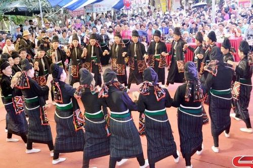 Nghệ thuật xòe Thái được trình diễn tại Ngày hội xoài Yên Châu năm 2025