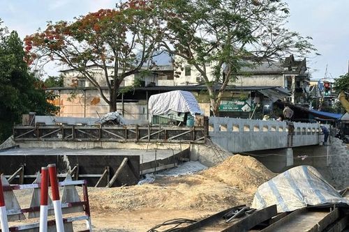 Sớm hoàn thành cầu Vạn Xuân