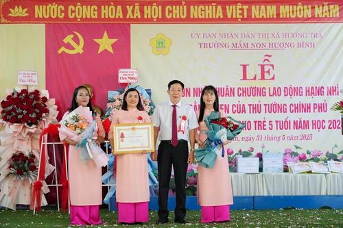 Trường Mầm non Hương Bình đón nhận Huân chương Lao động hạng Nhì