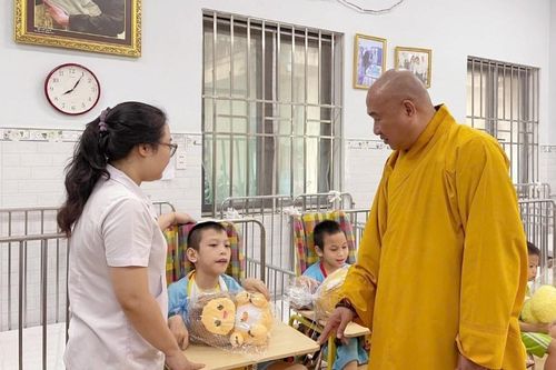 Văn phòng II T.Ư tổ chức tặng quà đến trẻ em khuyết tật tại quận 3 (TP.HCM)