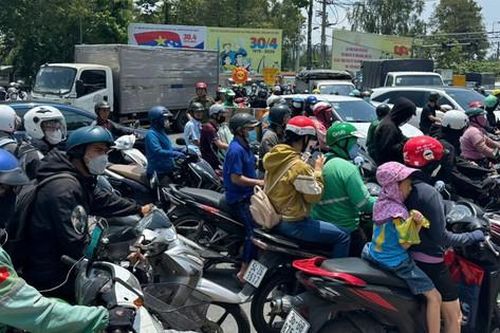 TP.HCM: Hàng chục đèn tín hiệu không hoạt động, giao thông thường xuyên ùn tắc