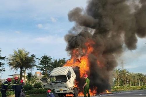 Xe đầu kéo cháy ngùn ngụt khi lưu thông trên QL1 qua Quảng Ngãi