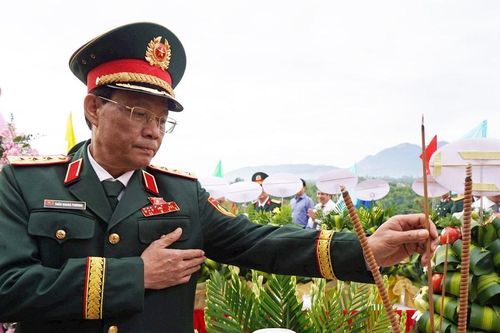 Phó Chủ tịch Quốc hội, Thượng tướng Trần Quang Phương dâng hương tưởng nhớ các anh hùng, liệt sĩ tại Di tích lịch sử Ba Gia, Quảng Ngãi