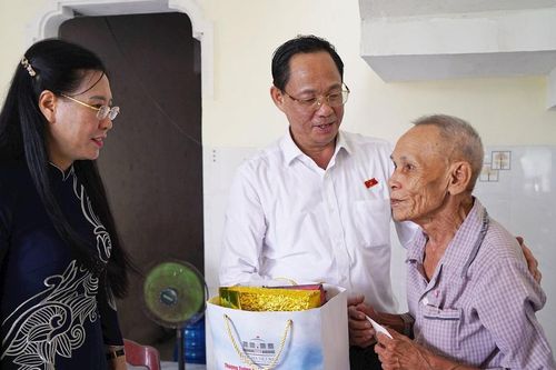 Phó Chủ tịch Quốc hội, Thượng tướng Trần Quang Phương thăm, tặng quà các gia đình chính sách tại huyện Sơn Tịnh, Quảng Ngãi