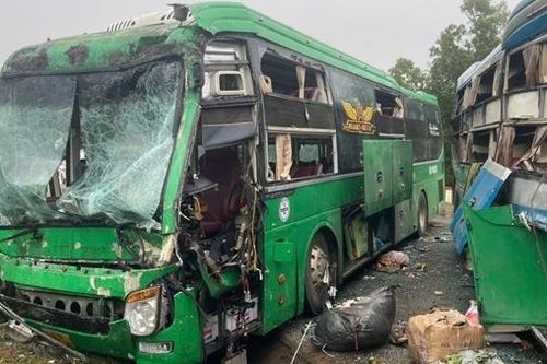 Hai xe khách va chạm trên đường Hồ Chí Minh, nhiều hành khách hoảng loạn