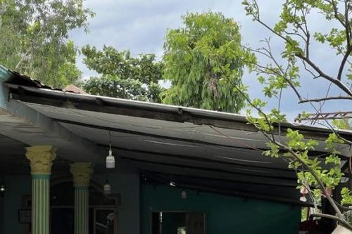 Gọi mãi không được, vợ leo lên mái nhà thì thấy chồng nằm bất động, người cháy sém