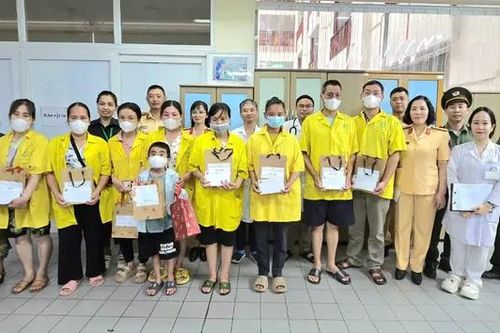 Ấm áp món quà yêu thương của CSGT Hà Nội