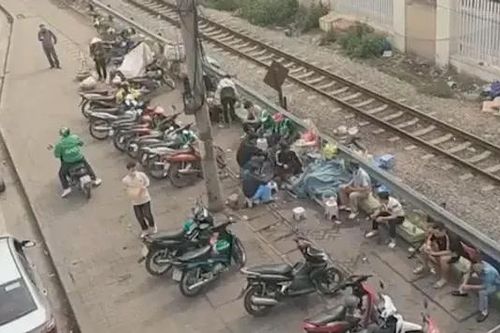Giao thông lộn xộn ở khu vực cổng Bệnh viện Bạch Mai