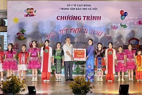 Bí thư Tỉnh ủy Quản Minh Cường tặng quà Tết Thiếu nhi tại Trung tâm Bảo trợ xã hội tỉnh