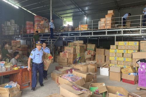 Thu giữ 34.943 sản phẩm hàng hóa, thực phẩm không rõ nguồn gốc