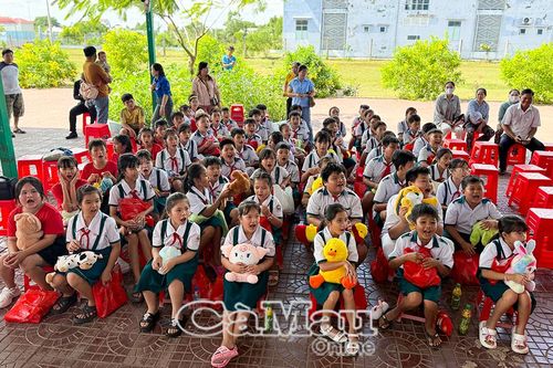 Trao yêu thương - Gửi nụ cười