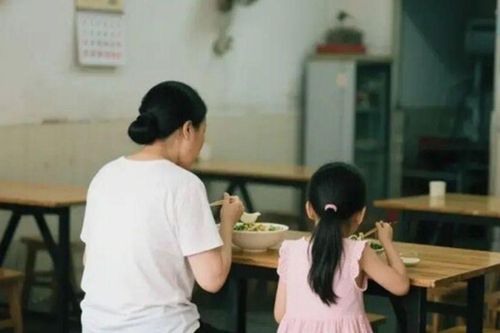Hai mẹ con ăn một bát mì trong cửa hàng, vừa rời đi, chủ quán 'tiên tri' một câu về tương lai của người mẹ