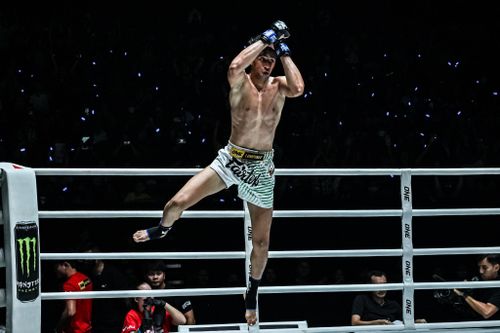Cận cảnh võ sĩ muay Thái lên gối hạ gục đối thủ, nhảy 'siu' như Ronaldo