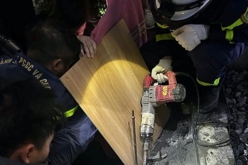 Giải cứu bé 8 tuổi bị kẹt tay trong ống hút nước áp lực cao ở khu đô thị Hà Nội