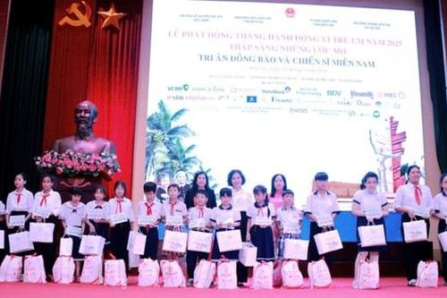 Gần 3 tỷ đồng dành tặng trẻ em hoàn cảnh khó khăn, trẻ em mồ côi, con em gia đình chính sách