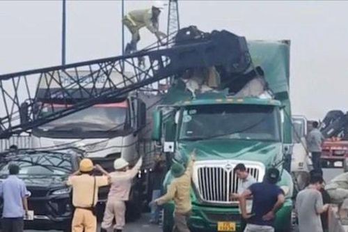 TP Hồ Chí Minh: Nhiều cây xanh ngã đổ giữa giông lốc, 1 người bị thương