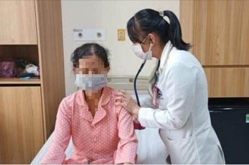 Người phụ nữ 57 tuổi kiệt sức do viêm phổi thừa nhận chủ quan với dấu hiệu nhiều người Việt mắc phải