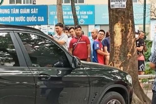 Kinh hoàng xế hộp BMW rồ ga 'lao như tên bắn' tông đứt lìa chân nữ sinh đi xe máy ở Hà Nội
